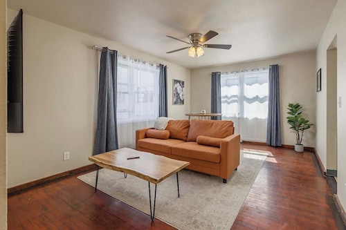 Art Deco Downtown 1 Bdrm 2 Beds