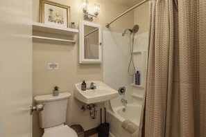 Regadera, secadora de cabello, toallas 