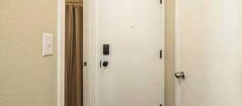 Art Deco Downtown 1 Bdrm 2 Beds