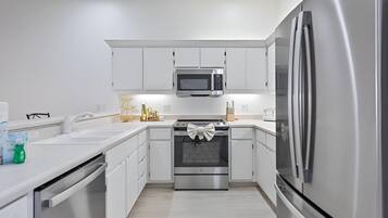 House, Multiple Beds (Gulfs Edge Townhome #7- Sun-Kissed Me) | Private kitchen