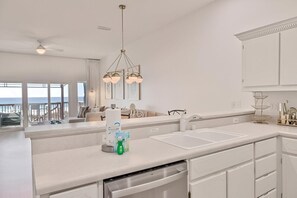Pientalo, useita sänkyjä (Gulfs Edge Townhome #7- Sun-Kissed Me) | Yksityinen keittiö