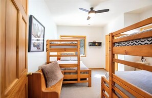 4 bedrooms, iron/ironing board, WiFi, bed sheets