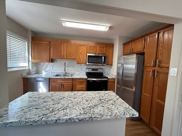 Een microgolfoven, een oven, een kookplaat, een vaatwasser