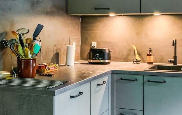 Fridge, oven, dishwasher, coffee/tea maker