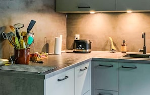 Fridge, oven, dishwasher, coffee/tea maker
