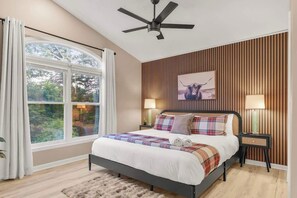 7 Schlafzimmer, Schreibtisch, Bügeleisen/Bügelbrett, Reisekinderbett