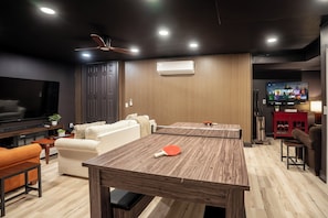 TV connectée, cheminée, jeux vidéo, baby-foot