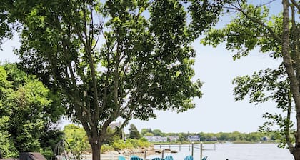 Charming 3-bedroom cottage with your own dock, in superb Narragansett.