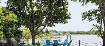 Charming 3-bedroom cottage with your own dock, in superb Narragansett.