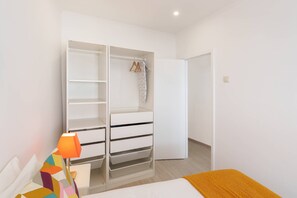 1 dormitori, planxa i posts de planxar, Internet i roba de llit