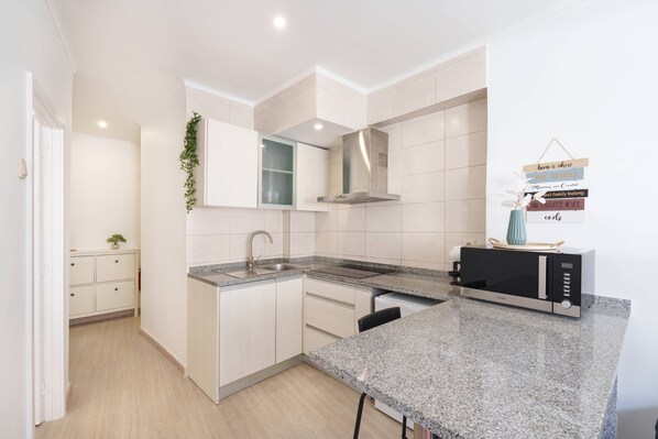 Een koelkast, een microgolfoven, een kookplaat