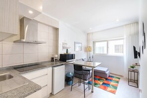 Frigorifero, microonde, piano cottura, macchina per tè/caffè