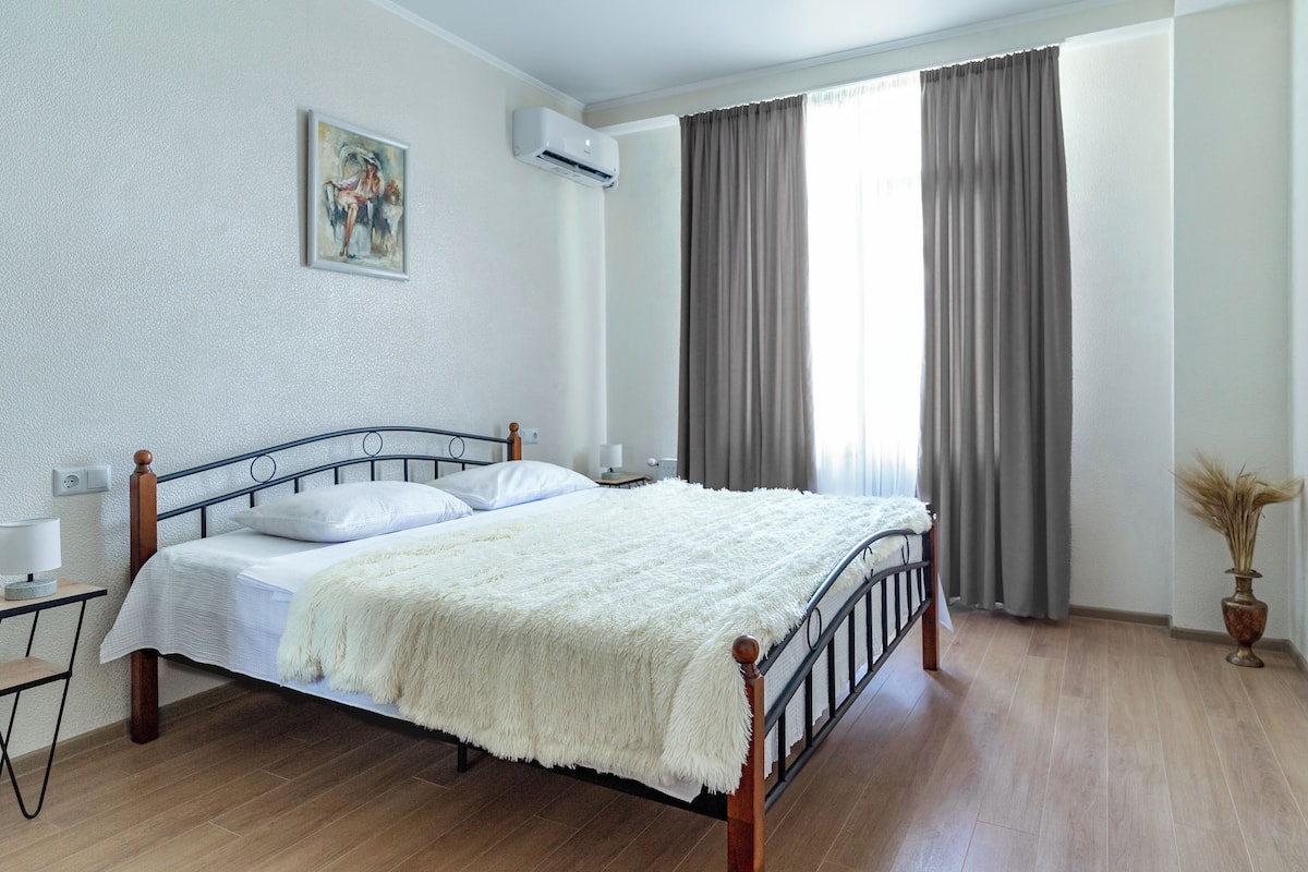Doppia Deluxe, balcone, vista montagna | Tende oscuranti, ferro/asse da stiro, Wi-Fi gratuito, lenzuola