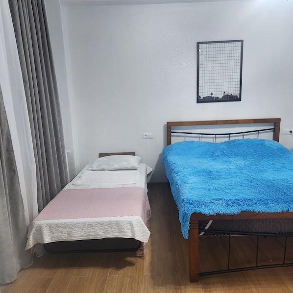 Classic-Doppelzimmer, Balkon, Bergblick | Verdunkelungsvorhänge, Bügeleisen/Bügelbrett, kostenloses WLAN