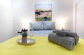 2 bedrooms, WiFi, bed sheets - A quiet spot for family or business (Rialto)