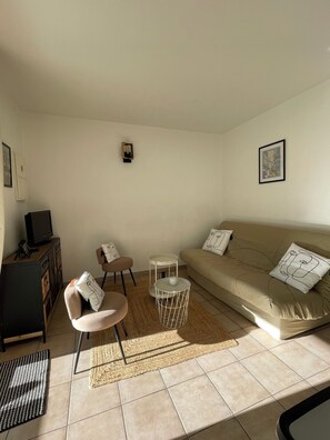 TV, books - T2 cabin garden pool 5mn walk from the beautiful beach Rochelongue (CAP d’Agde)
