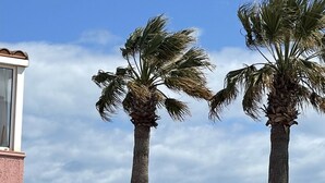 En bygning med et skilt, der angiver en pris på 69 dollar per nat.