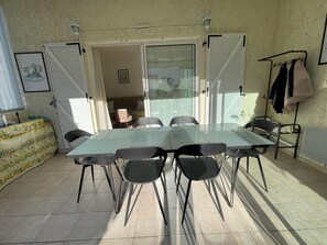 Dining - T2 cabin garden pool 5mn walk from the beautiful beach Rochelongue (CAP d’Agde)