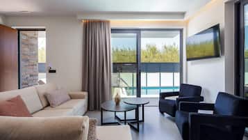 Villa – deluxe, 3 soverom, privat basseng, bassengutsikt | Oppholdsområde | En 44-tommers smart-TV med Parabol-TV samt stereoanlegg