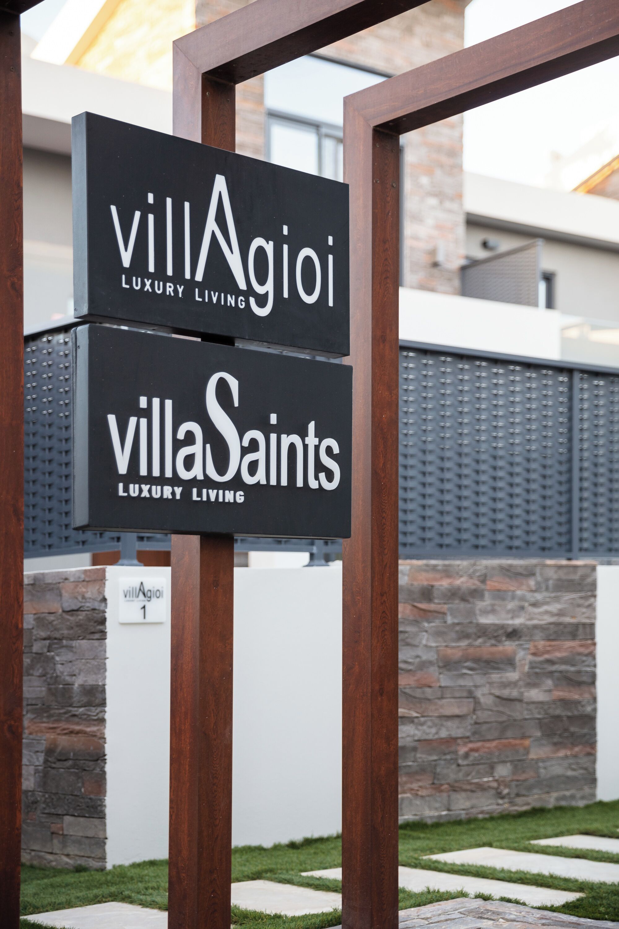 Une enseigne pour VillaAgioi Luxury Living et VillaSaints Luxury Living.