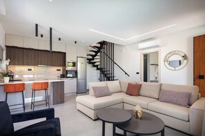 Deluxe-Villa, 3 Schlafzimmer, eigener Pool, Poolblick | Innenbereich