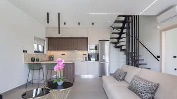 Vila clássica, 2 quartos, piscina particular, vista para a piscina | Parte interna