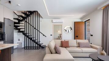 Vila luxo, 3 quartos, piscina particular, vista para a piscina | Área de estar | Smart TV 44 polegadas com canais via satélite, aparelho de som