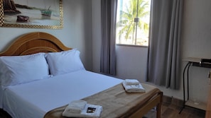 Chambre de base double, vue sur la piscine | Accès au Wi-Fi (inclus)