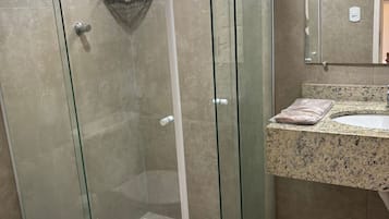 Suíte luxo, vista para o jardim | Banheiro | Chuveiro, toalhas de banho, sabonete, shampoo
