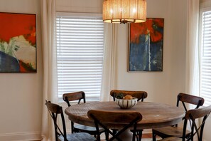 Dining - Charming 3-bedroom house with WiFi, AC in desirable Southside Chattanooga (Chattanooga)