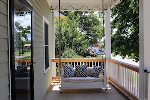 Property grounds - Charming 3-bedroom house with WiFi, AC in desirable Southside Chattanooga (Chattanooga)
