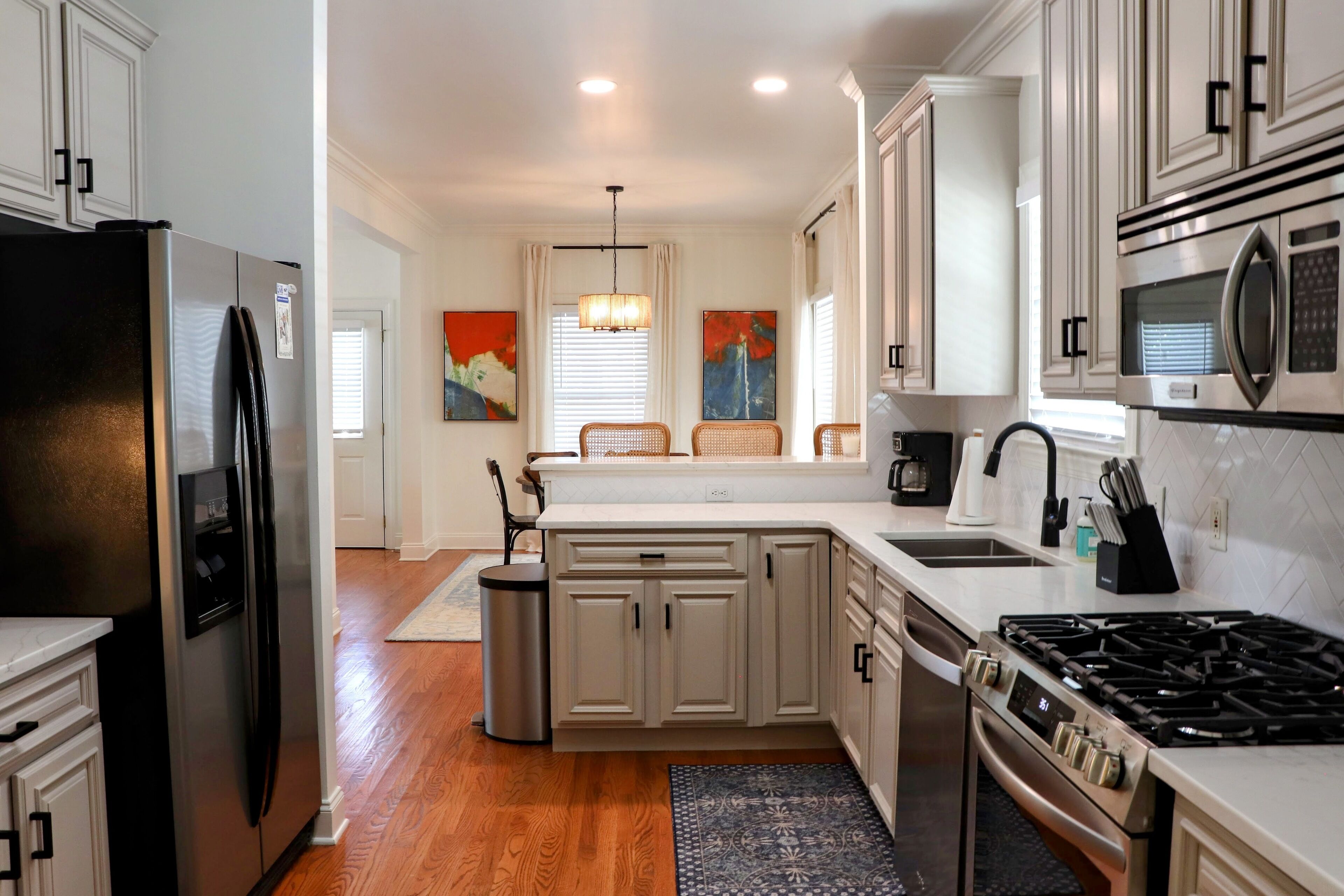 Kjøleskap, mikrobølgeovn, ovn og kokeplater