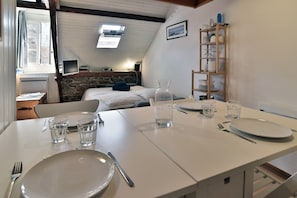 1 habitación, tabla de planchar con plancha, cuna de viaje y wifi