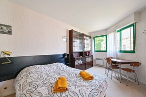 2 makuuhuonetta, silitysrauta/-lauta, Wi-Fi, vuodevaatteet