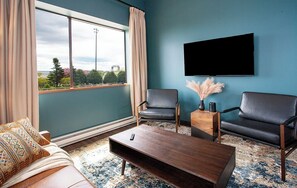 Suite, 1 queensize bed met slaapbank, uitzicht op meer | Woonruimte