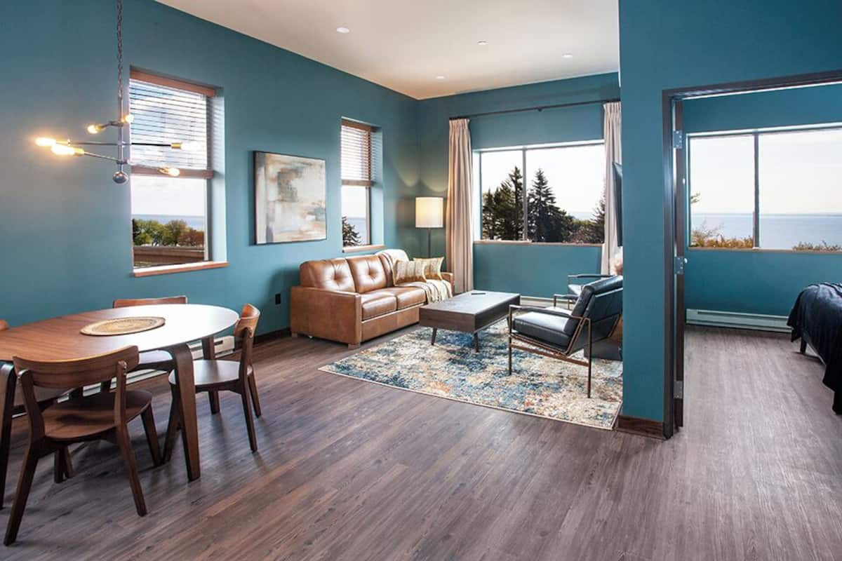 Suite, 1 cama Queen size y sofá cama, vista al lago | Área de sala de estar