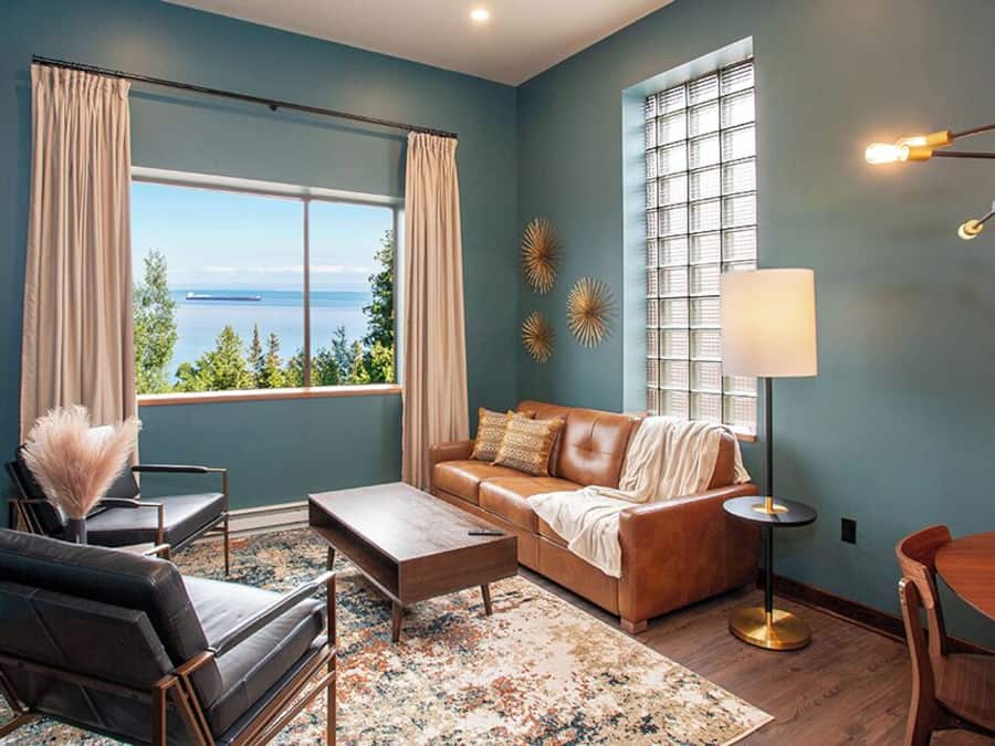 Suite, 1 queensize bed met slaapbank, uitzicht op meer | Woonruimte