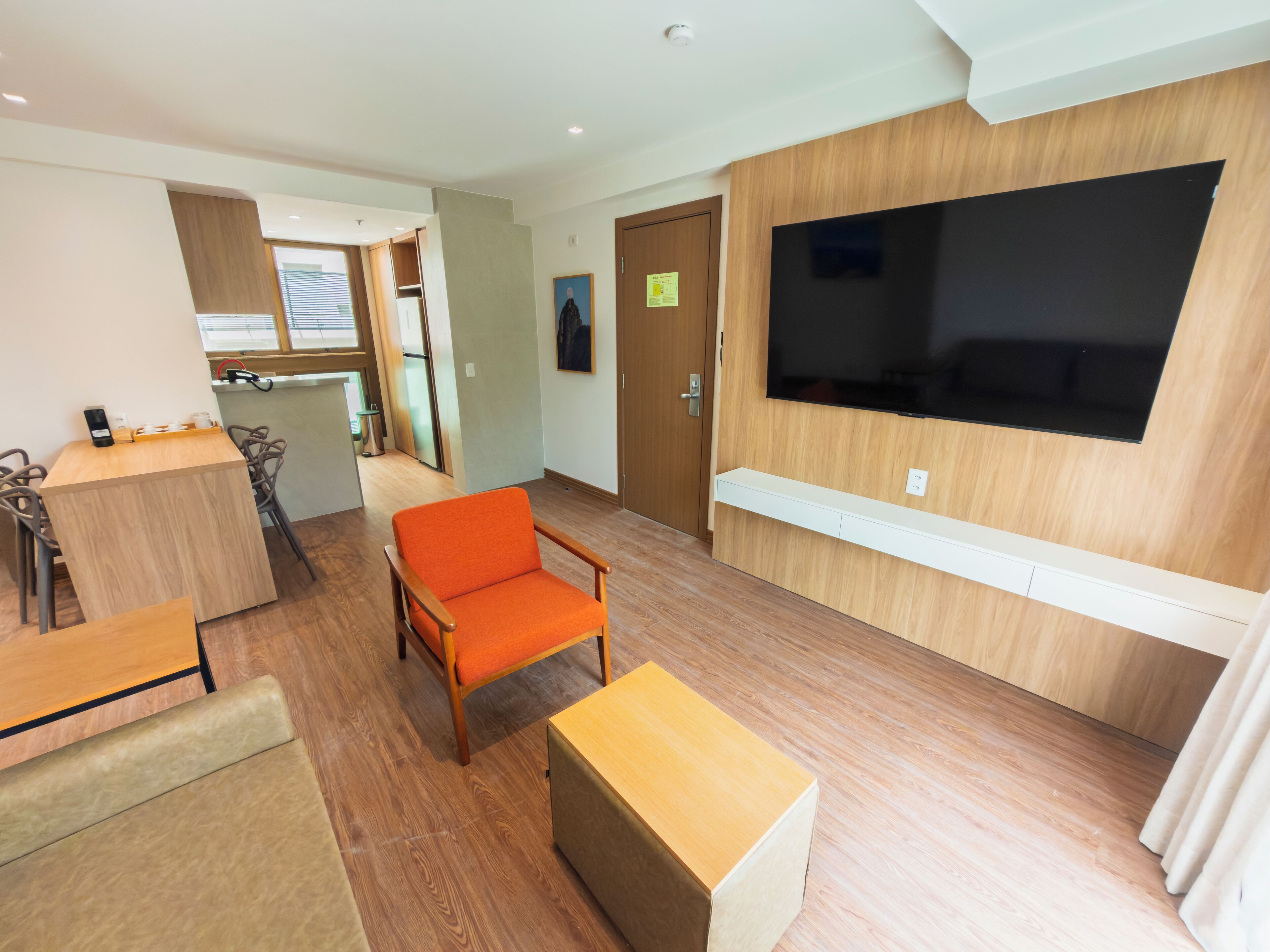 Apartamento família, 2 quartos, sacada | Sala de estar | TV 40 polegadas com canais a cabo