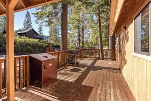 Terrace/patio - Yosemite Aviary and Quail Within Yosemite - 2 Separate Units, Up To 14 Guests! (Yosemite National Park)
