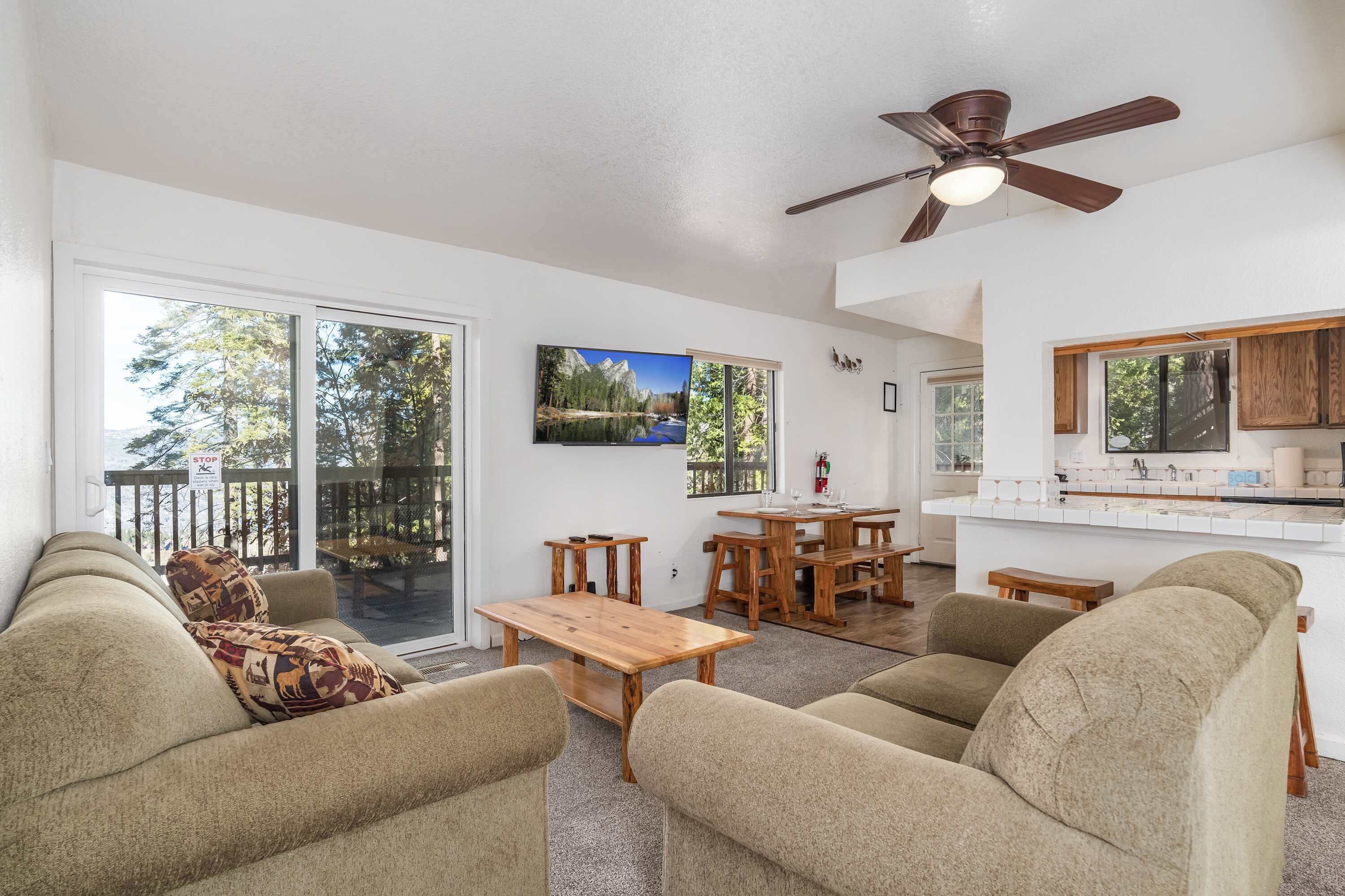 ハウス ベッド (複数台) パティオ マウンテンビュー (Yosemite Aviary and Quail) | リビング エリア | 42 インチの薄型テレビ (デジタル放送視聴可)、暖炉