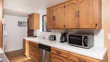 House, Multiple Beds, Patio, Mountain View (Yosemite Aviary and Quail) | Private kitchen | Fridge, microwave, oven, stovetop