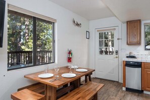 Ferienhaus, Mehrere Betten, Terrasse, Bergblick (Yosemite Aviary and Quail) | Speisen