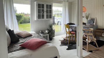 3 habitaciones y tabla de planchar con plancha