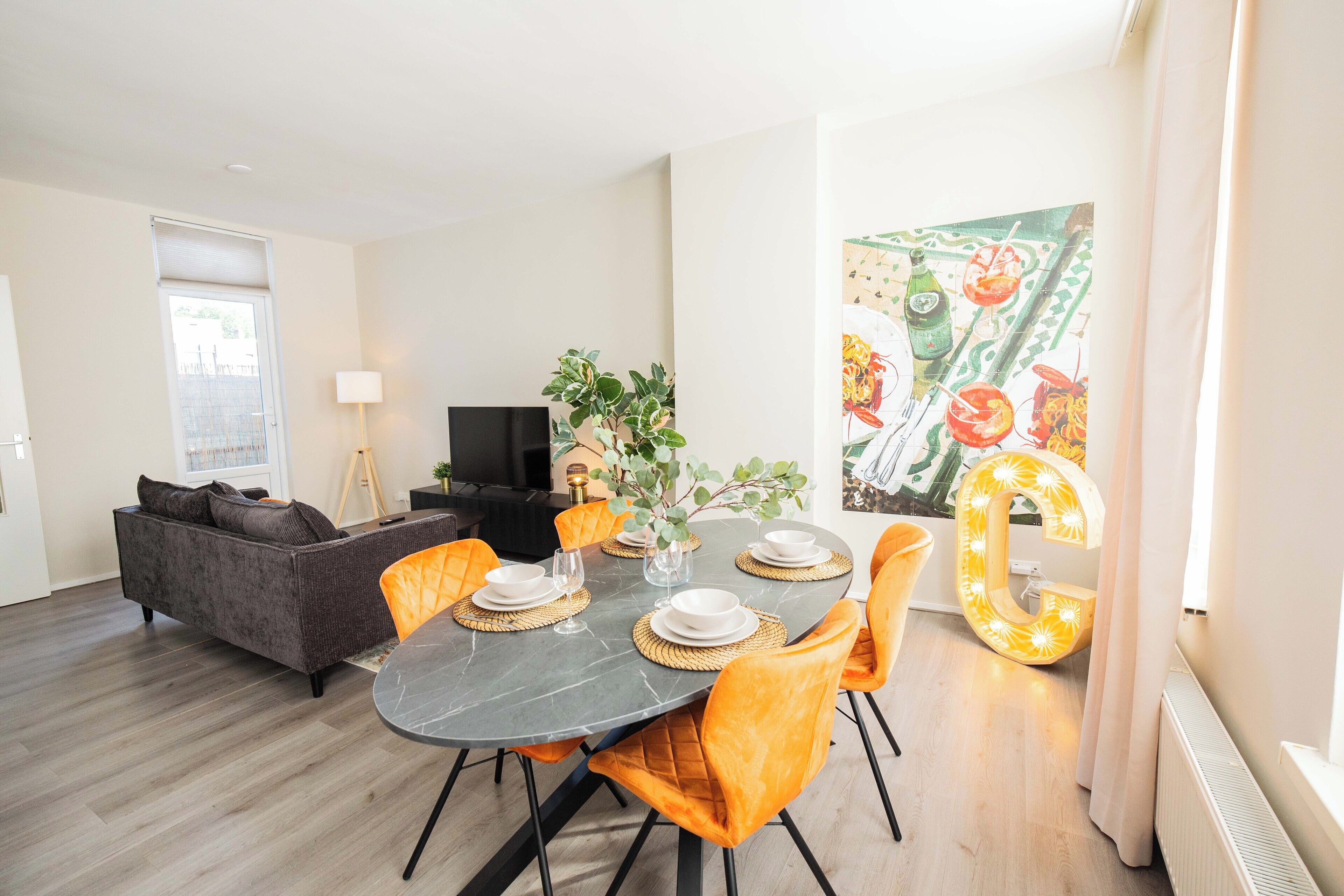Comfort appartement, 2 slaapkamers | Woonruimte | Een televisie