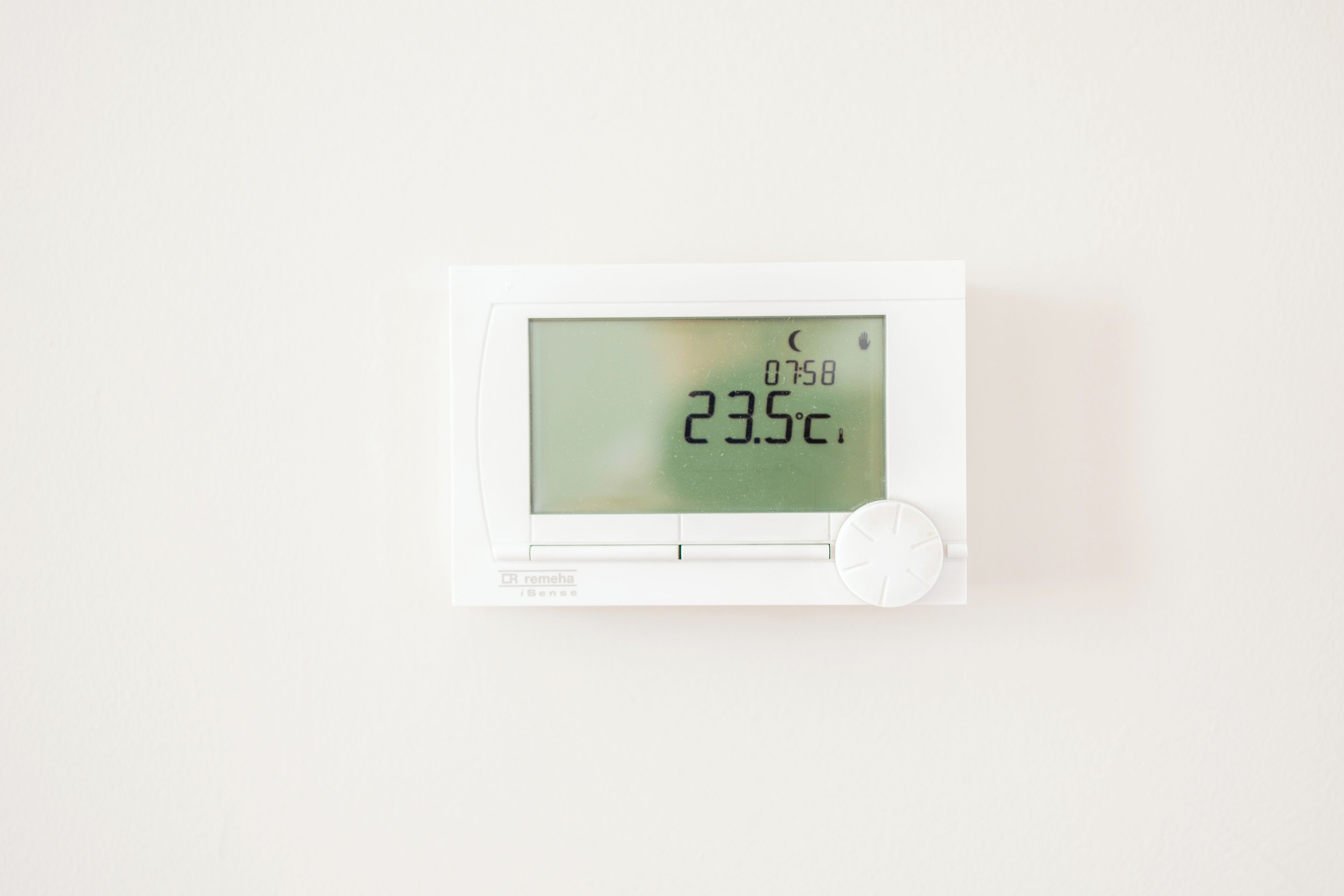 Ein digitales Thermostat zeigt 23,5 Grad Celsius an.