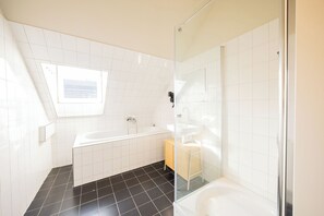 Comfort Apartment | Living area | TV - Zwart Janstraat  (Rotterdam)