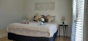 3 bedrooms, WiFi - Beautiful 3 bedroom spacious home (Riverside)