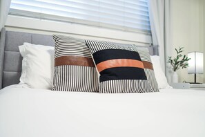 2 dormitorios, tabla de planchar con plancha, cuna de viaje