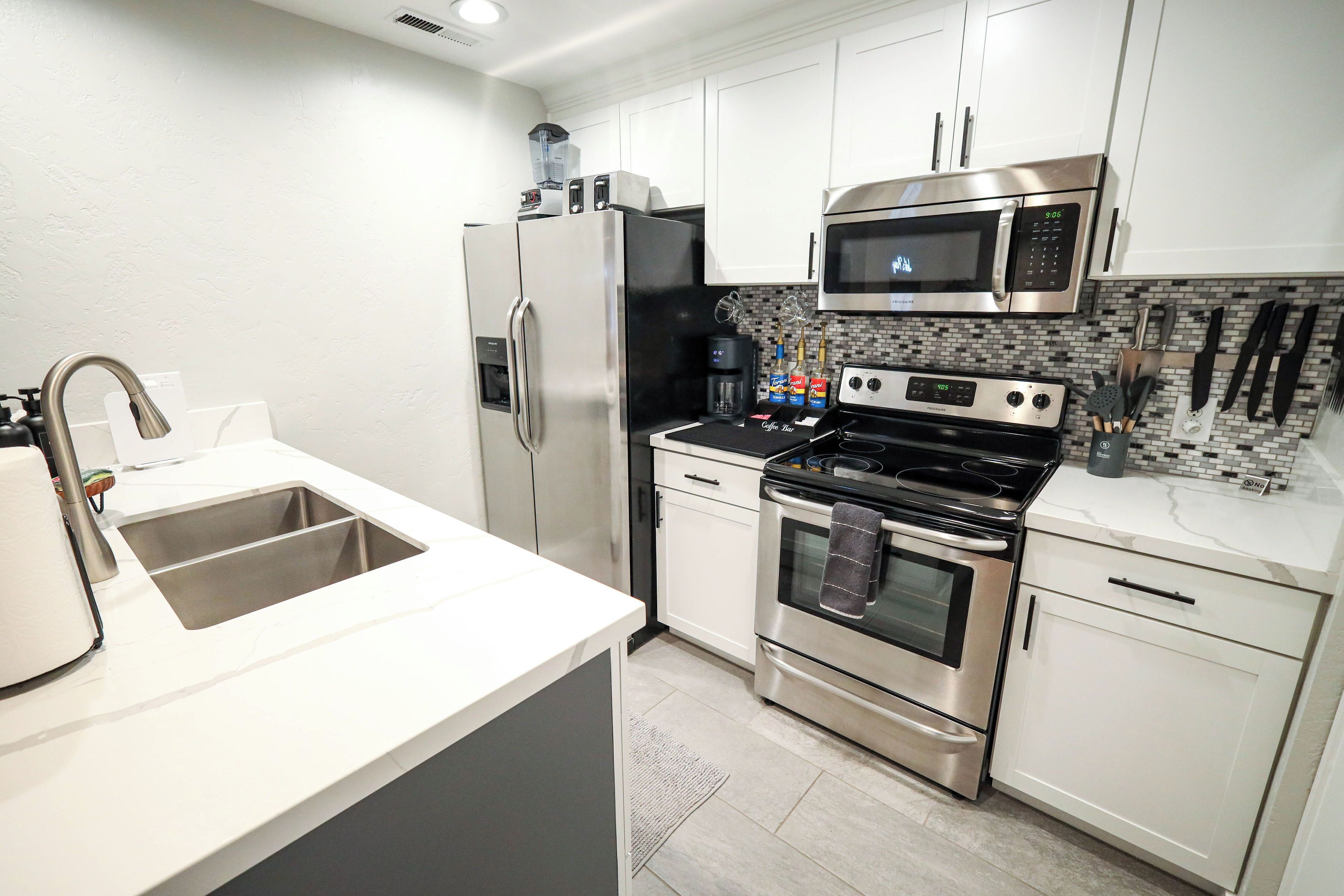 Kühlschrank, Mikrowelle, Herdplatte, Geschirrspüler