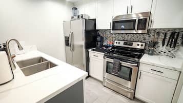 Jääkaappi, mikroaaltouuni, liesi, astianpesukone